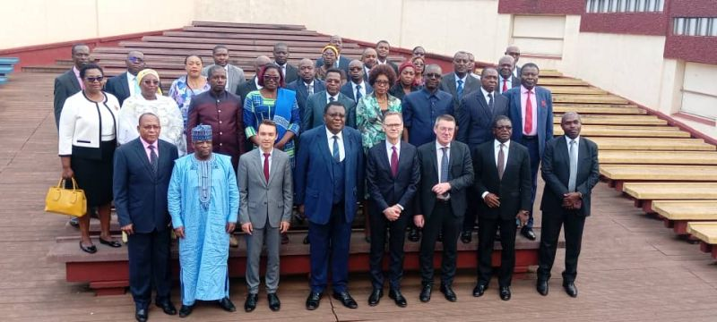 A l’ENAM, cérémonie d’ouverture d’une formation sur le contentieux administratif, animée par deux conseillers d’État français détachés par l’INSP, avec le Pr. Bernard-Raymond Guimdo Dongmo, vice-recteur de l’Université De Dschang