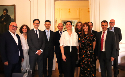 Dans les salons de l'Ambassade de France, à Prague