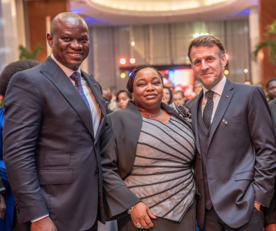 Mme Camélia Ntoutoume Leclercq, avec le Président de la République française, M. Emmanuel Macron, et M. Brice Clotaire Oligui Nguema, Président de la République gabonaise