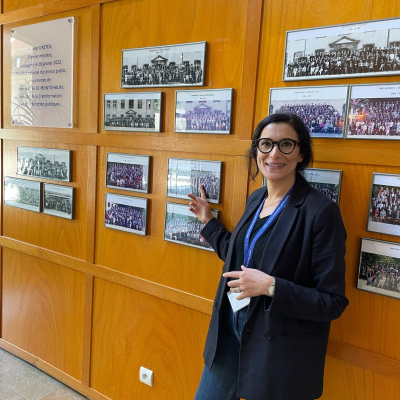  Mme Aïda HAMDI, à l'INSP, à Strasbourg, devant les photos de promotion.