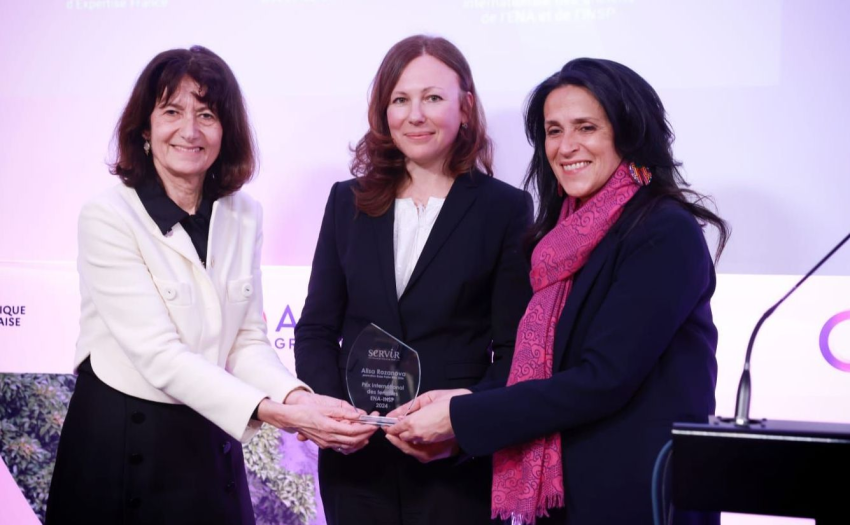 Mme Alisa Rozanova, recevant son prix des mains de la secrétaire d’Etat chargée du Développement et des Partenariats internationaux, Chrysoula Zacharopoulou, et d'Isabelle Saurat, présidente de l’association SeRVir et de la Confédération internationale